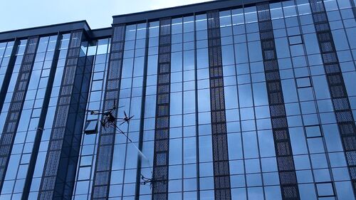آخر أخبار الشركة حول أكملت طائرة MYUAV DJI FC30 بدون طيار ذات الحبال المزدوجة لتنظيف المباني الشاهقة عملية تنظيف واجهات المباني بكفاءة وصديقة للبيئة.