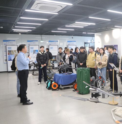 آخر أخبار الشركة حول زيارة أعضاء هيئة التدريس والطلاب بجامعة هونغ كونغ لـ MYUAV لاستكشاف التطبيقات المتطورة للطائرات المسيرة المقيدة