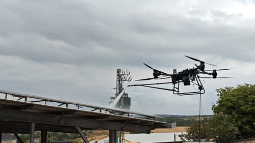 آخر أخبار الشركة حول طائرة التنظيف بدون طيار MYUAV FC30 المزدوجة عالية الارتفاع تكمل مشروع تنظيف الألواح الكهروضوئية في الشرق الأوسط